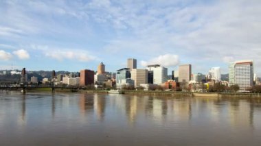 hareketli beyaz bulutlar ve mavi gökyüzü ile şehir manzarası timelapse portland Oregon'da 1080 p