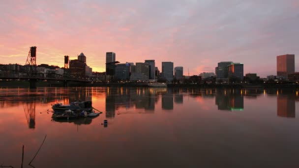 Kleurrijke sunset langs willamette rivier met stadsgezicht en hawthorne bridge in portland oregon tijd vervallen 1080p — Stockvideo