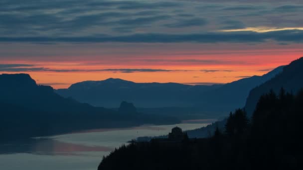 与移动云沿着美丽的哥伦比亚河峡谷，在俄勒冈州间隔拍摄 1080p 的多彩日出 — 图库视频影像