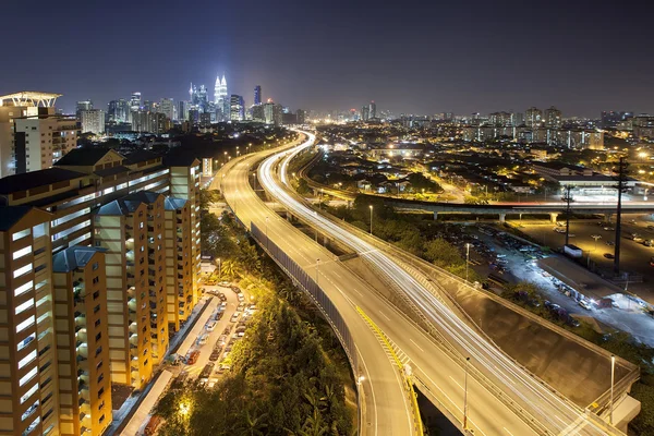 암 팡 쿠알라룸푸르 황혼에 고속도로 도시의 스카이 라인을 상승 — 스톡 사진