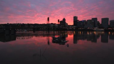 renkli günbatımı willamette Nehri ile cityscape ve hawthorne köprü portland Oregon'da 1080p