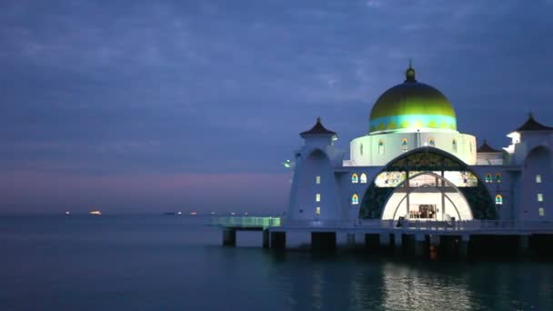 Мечеть Малаккского пролива с водными отражениями на вечере "Голубого часа" в Малайзии 1080p — стоковое видео