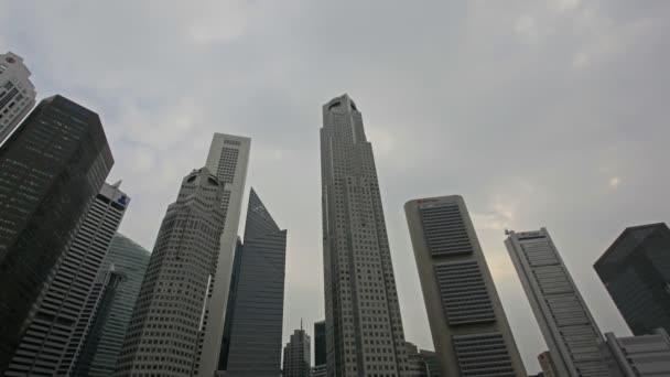 Bewegende wolken time-lapse over wolkenkrabber gebouwen downtown financiële wijk in singapore — Stockvideo