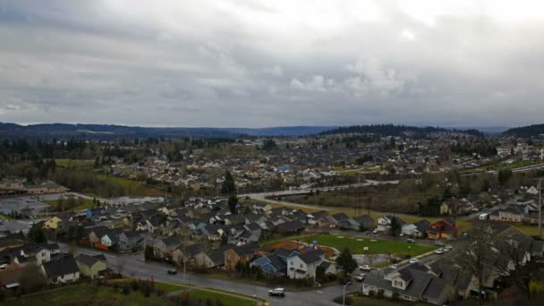 El tráfico y las nubes de tiempo caducan sobre las casas residenciales en Happy Valley Oregon 1080p — Vídeos de Stock