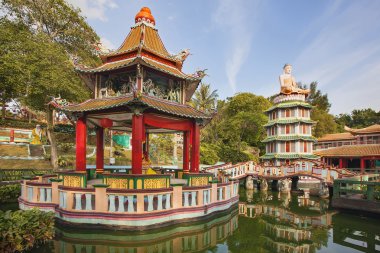 Çin pagoda ve göl bir pavilion