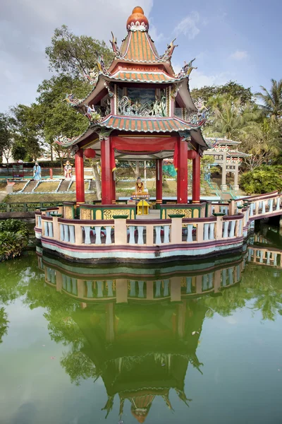 Estatua de Buda Altar en el Pabellón junto al Lago — Foto de Stock