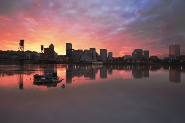 portland downtown waterfront üzerinde renkli günbatımı