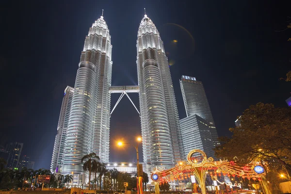 Decoraciones navideñas de Petronas Twin Tower en KLCC Park — Foto de Stock