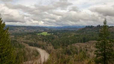 kumlu nehir havzası doğal peyzaj bulutlar ve gökyüzü zaman atlamalı Oregon 1080p
