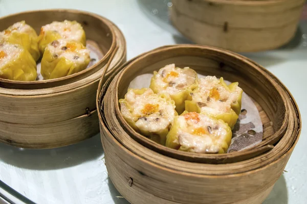 Siu mai gestoomde dumplings van varkensvlees en garnalen — Stockfoto