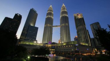 kuala lumpur, Malezya - 3 Şubat 2014: Senfoni Gölü su çeşme klcc ile petronas ikiz kuleleri skyline zaman atlamalı olarak. Petronas ikiz kule 2004 til dünyanın en yüksek binalar yapıldı.