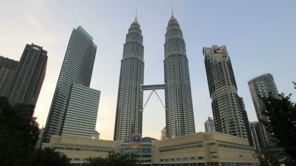 KUALA LUMPUR, MALASIA - 3 DE FEBRERO DE 2014: Atardecer en KLCC con Petronas Twin Towers Skyline time lapse. Petronas Twin Tower fue el edificio más alto del mundo hasta 2004 hasta que fue superado por Taipei 101 . — Vídeos de Stock