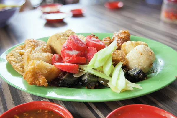 Ngo hiang Gericht mit Wursttofu und Fischbällchen — Stockfoto