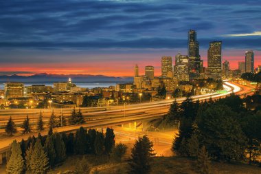 Güneş battıktan sonra Seattle cityscape