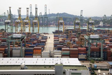 Singapur tersane kapları ile portl