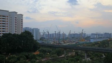 Singapur toplu konut geliştirme İnşaat vinçleri ve çevre yolu ışık trails punggol Estate, renkli günbatımı zaman atlamalı 1080p