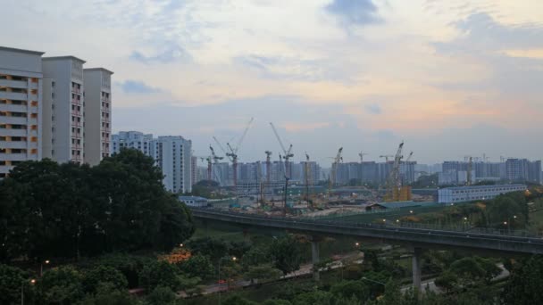 Singapur Desarrollo de Viviendas Públicas Grúas de Construcción y Senderos Ligeros de Autopistas en Punggol Estate al Colorido Atardecer Time Lapse 1080p — Vídeo de stock