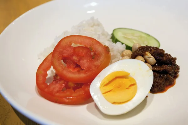 Pratos de arroz malaio Nasi Lemak Closeup — Fotografia de Stock