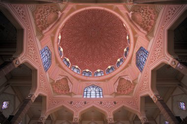 Putra Camii Mağribi iç kubbe mimarisi