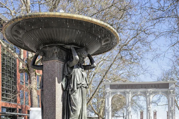 Skidmore Fountain with Ankeny Square Arches — Stock Photo, Image