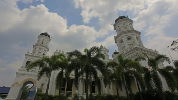 Mezquita Estatal Sultan Abu Bakar ubicada a lo largo de Jalan Skudai, Johor Bahru, Malasia con nubes blancas en movimiento y cielo azul Time Lapse 1920x1080 — Vídeo de stock