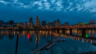 Portland oregon şehir manzarası ve hawthorne Köprüsü willamette Nehri su yansıma mavi saat zaman atlamalı 1080p ile