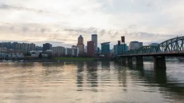 Portland oregon şehir manzarası ile hareketli günbatımı zaman atlamalı 1080 bulutlar ve su yansıma hawthorne köprü willamette Nehri