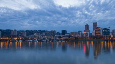 Portland oregon şehir manzarası willamette Nehri ile hawthorne köprü mavi saat alacakaranlıkta zaman atlamalı 1080 p hareketli, bulutlar ve renkli su yansıma