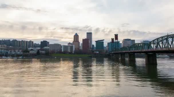 Portland Oregon Downtown Skyline lungo il fiume Willamette con Hawthorne Bridge Nuvole mobili e riflesso dell'acqua al tramonto Time Lapse 1080 — Video Stock