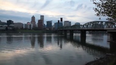 Portland oregon şehir manzarası willamette Nehri ile 1080 p panning gün batımında hawthorne Köprüsü ve su yansıma