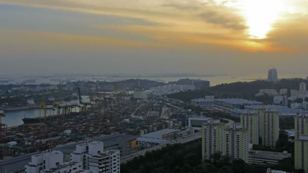 Singapur bağlantı noktası endüstriyel sahne otoyol trafik apartman ve kat mülkiyeti binalarda, golden sunset zaman atlamalı 1080p ile — Stok video