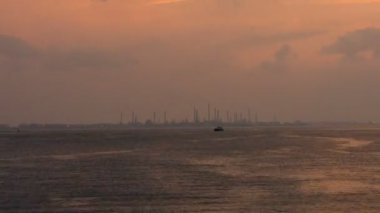 jurong Adası keppel Singapur'da koyu renkli günbatımında bulutlar ve su zaman atlamalı 1080 p hareketli endüstriyel kimyasal bitki görünümünü