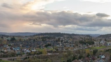 happy valley oregon banliyö konut ve ev ve otoyol trafik renkli dramatik günbatımı zaman atlamalı 1080p geniş görünüm