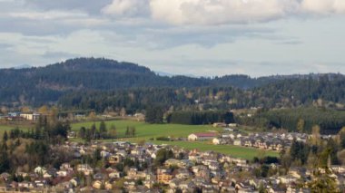 doğal görünümü bulutlar zaman hareketli evleri ve happy valley oregon banliyö konut sukut 1080p
