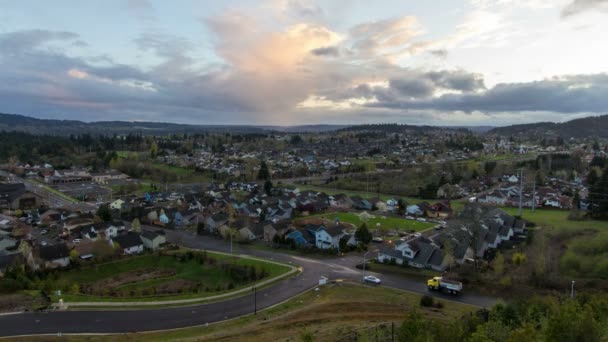 Расширенный вид на пригородные районы и дома Happy Valley Oregon в Красочное время заката в 1080p — стоковое видео