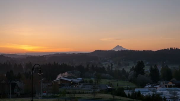 Salida del sol sobre Oregon Cascade Range en Happy Valley City Time Lapse Temprano en la mañana con Rayos de Sol Dorado y Nieve Cubierto Mt. Capucha 1080p — Vídeo de stock