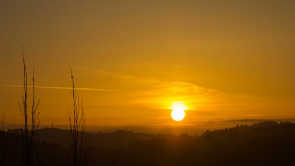 Zon stijgt boven oregon cascade range in happy valley stad time-lapse vroeg in de ochtend met gouden kleuren 1080p — Stockvideo