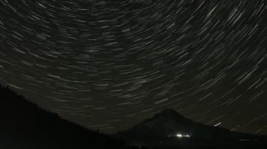 göktaşları ve hükümet kamp zaman atlamalı 1080p mount hood ile perseid kuyrukluyıldızların trillium göl üzerinden uzun zaman star yollar