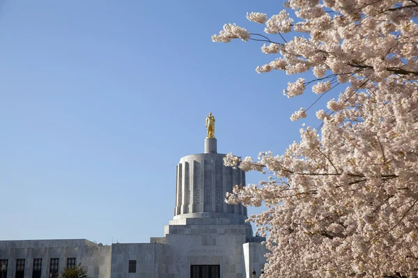 Oregon State capitol med gyllene pionjär staty — Stockfoto