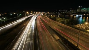 Bitirim eyaletlerarası Otoban trafik uzun pozlama ışık şehir merkezinde rotaları portland oregon city skyline zaman sukut 1080p
