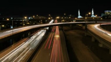 Bitirim eyaletlerarası Otoban trafik uzun pozlama ışık şehir merkezinde rotaları portland oregon zaman sukut 1080p