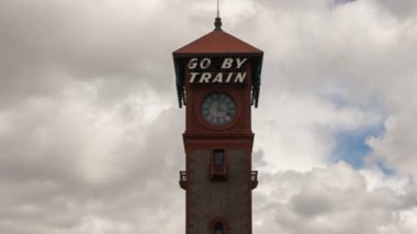 tarihi Birliği tren istasyonuna eski şehir Portland oregon dramatik bulutlar ve gökyüzü timelapse 1080p