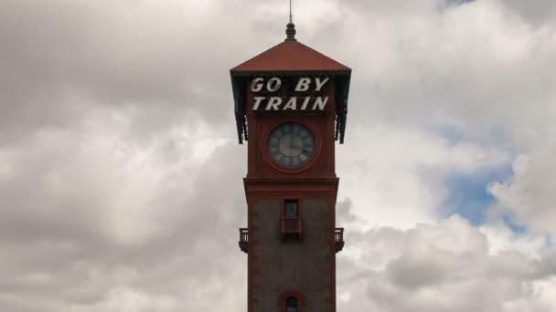 Станция Union Train в старом городе Портленд штата Орегон Драматические Облака и Небо Время 1080p — стоковое видео