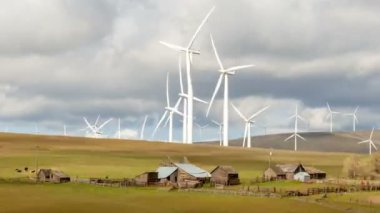 Rüzgar türbinleri ile tarım arazisi ve çiftlik evleri goldendale üzerinde otlatma sığır çalışırken açık arazide hareketli beyaz bulutlar ve mavi gökyüzü zaman washington sukut 1080p