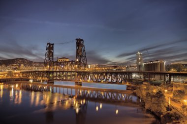 mavi bir saatte willamette Nehri üzerinde çelik köprü