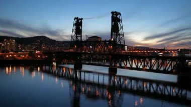 Portland oregon downtown cityscape çelik köprü ve su yansıması ile hd video 1080 p panning gece saat gün batımında mavi