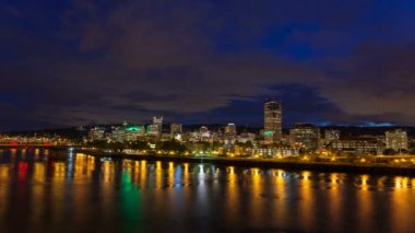 Portland oregon cityscape downtown skyline köprü ve willamette Nehri, bulutlar ve gökyüzü mavi saat zaman atlamalı 1080 p, hareketli renkli su yansıma