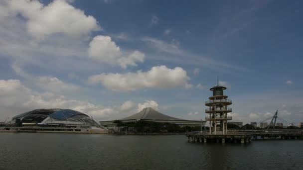 Tanjong Rhu Residential Neighborhood Park à Singapour le long du bassin de la rivière Kallang Eau en mouvement Nuages blancs et ciel bleu Timelapse 1080p — Video