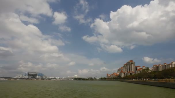 Tanjong rhu rezidenční čtvrti luxusní byty v Singapuru podél povodí řeky Hotel pohybující voda bílé mraky a modrá obloha timelapse 1080p — Stock video