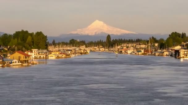 Snow Covered Mount Hood lungo la gola del fiume Columbia nell'isola di Hayden con barche galleggianti e yacht in movimento al tramonto a Portland Oregon Time Lapse 1080p — Video Stock